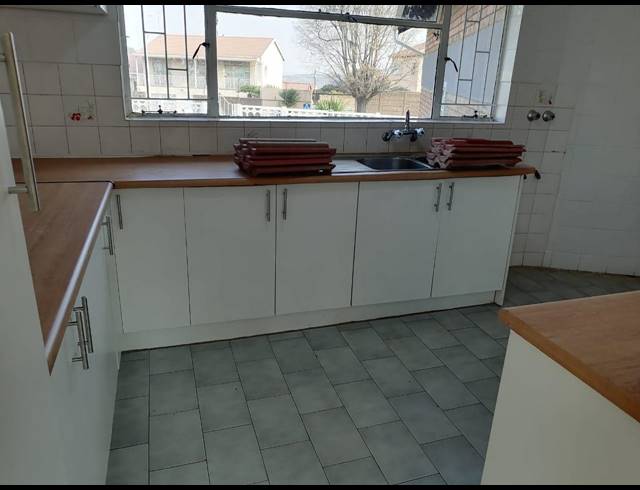 3 bed property to rent in WINCHESTER HILLS
